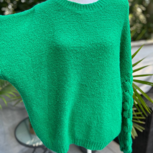 VICI  Bell Sleeve Kelly Green Sweater Size Medium - Picture 3 of 7